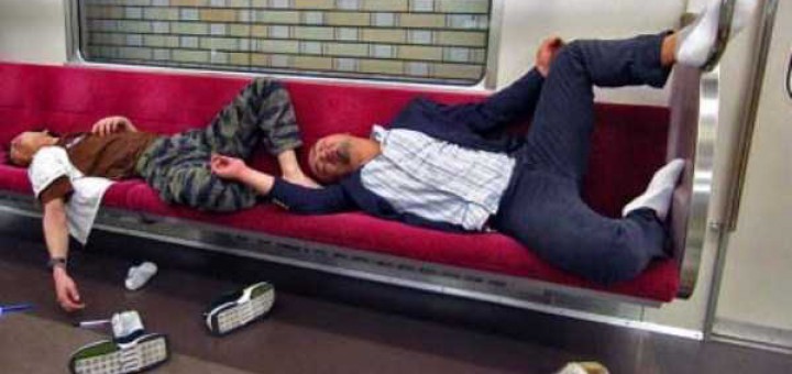 世界が驚愕 日本の酔っぱらいサラリーマン爆睡写真まとめ 中2イズム