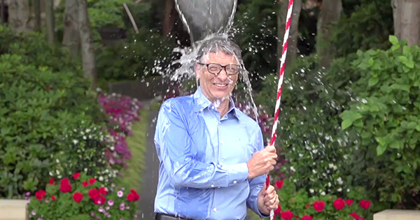 ビル・ゲイツ、ザッカーバーグに頼まれバケツ水を被る!著名人が続々と水を被る理由とは!?
