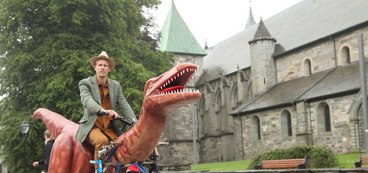 自転車を恐竜に魔改造！ノルウェー人アーティストがまたがり6日間の旅を満喫