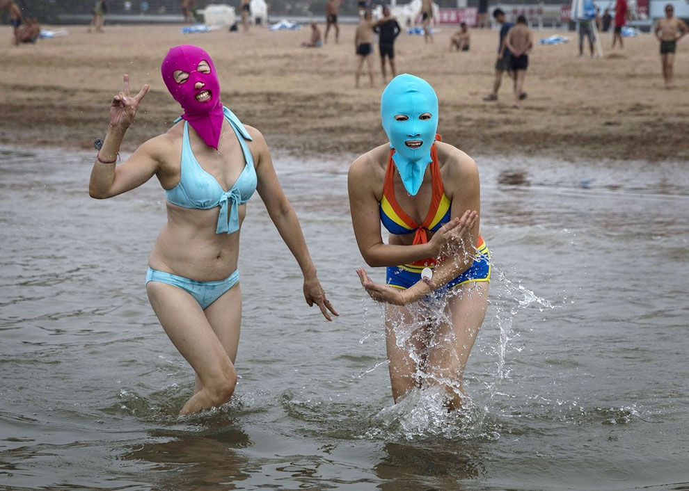 中国のビーチで覆面の水着「顔キニ」女子が急増中！殆どプロレスラー