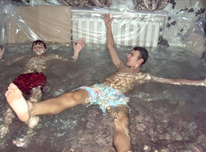 【ママは真っ青】ロシア人青年がノリだけで自分の部屋をプールに改造