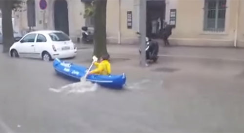水没した町でカヤック！フランスで大洪水が発生した時の対処法が優雅