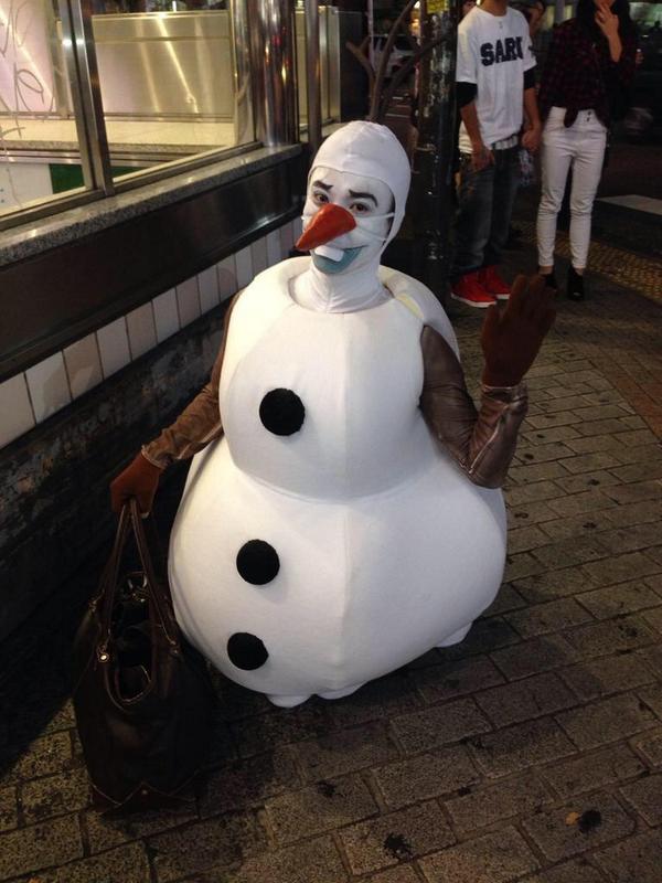 【悲報】アナ雪のオラフが実在!?リアルに渋谷で電車通勤中を撮られる