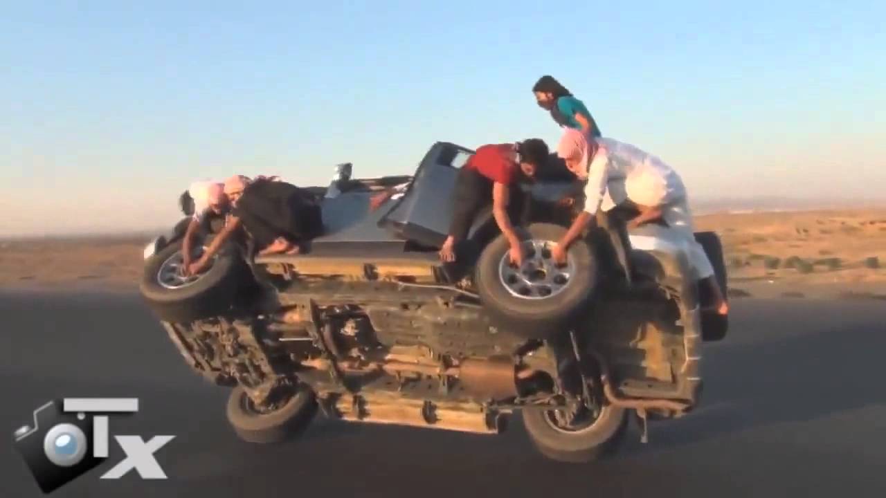 これがアラブクオリティか…走行中の車でタイヤ交換する荒ワザ動画