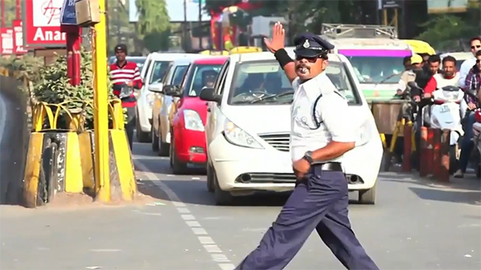 【インドのすごい道路事情】動きにキレがあり過ぎて、ダンスしているように見えるインドの交通警官