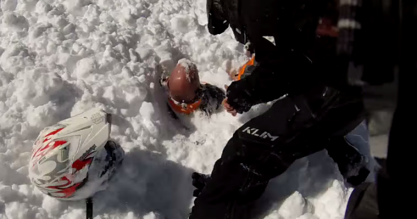 【衝撃映像】突然雪崩に遭遇！巻き込まれてしまったメンバーを救出へ向かうと…