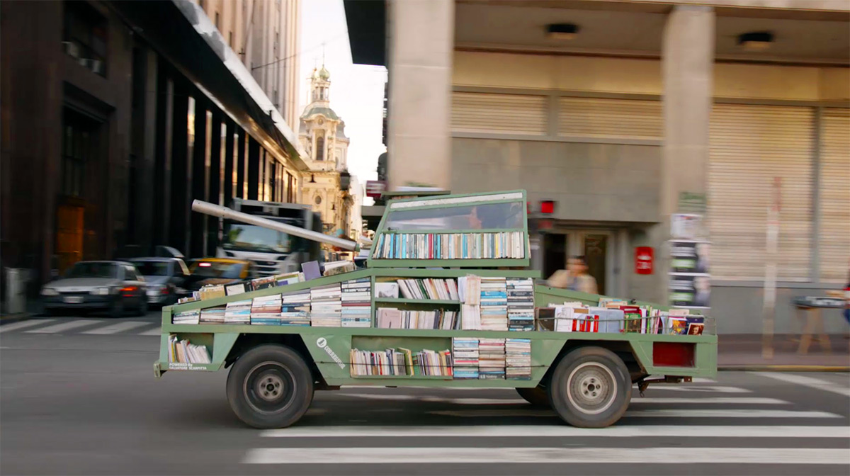 これは世界一幸せな戦車！？アルゼンチンに無料で本を配って回る戦車が登場