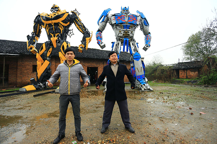 中国の農家、スクラップからトランスフォーマーの巨大彫刻を完成させる