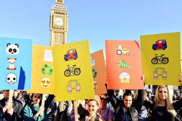 iPhoneの絵文字風プラカードで威圧感ゼロ！ロンドンの抗議デモがスマート