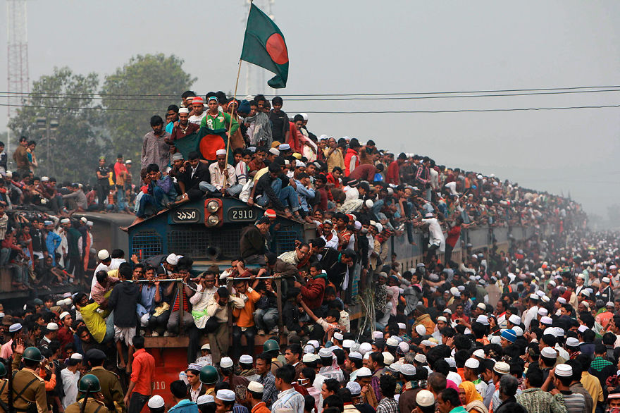 Thousands-of-Bangladeshi-Muslims-board-overcrowded-trains-as-they-try-to-return-home-after-attending-a-three-day-Islamic-Congregation-on-the-banks-of-the-river-Turag-in-Tongi-outskirts-of-Dhaka-Bangladesh-on-January-23-201