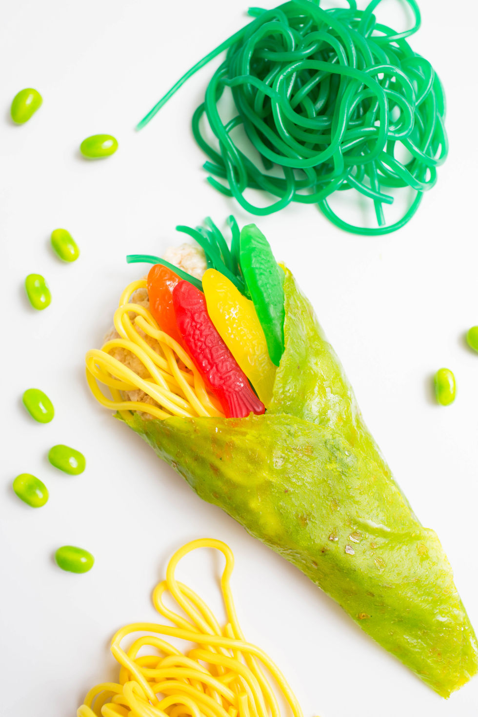 gallery-1428960805-candy-sushi-hand-roll-made