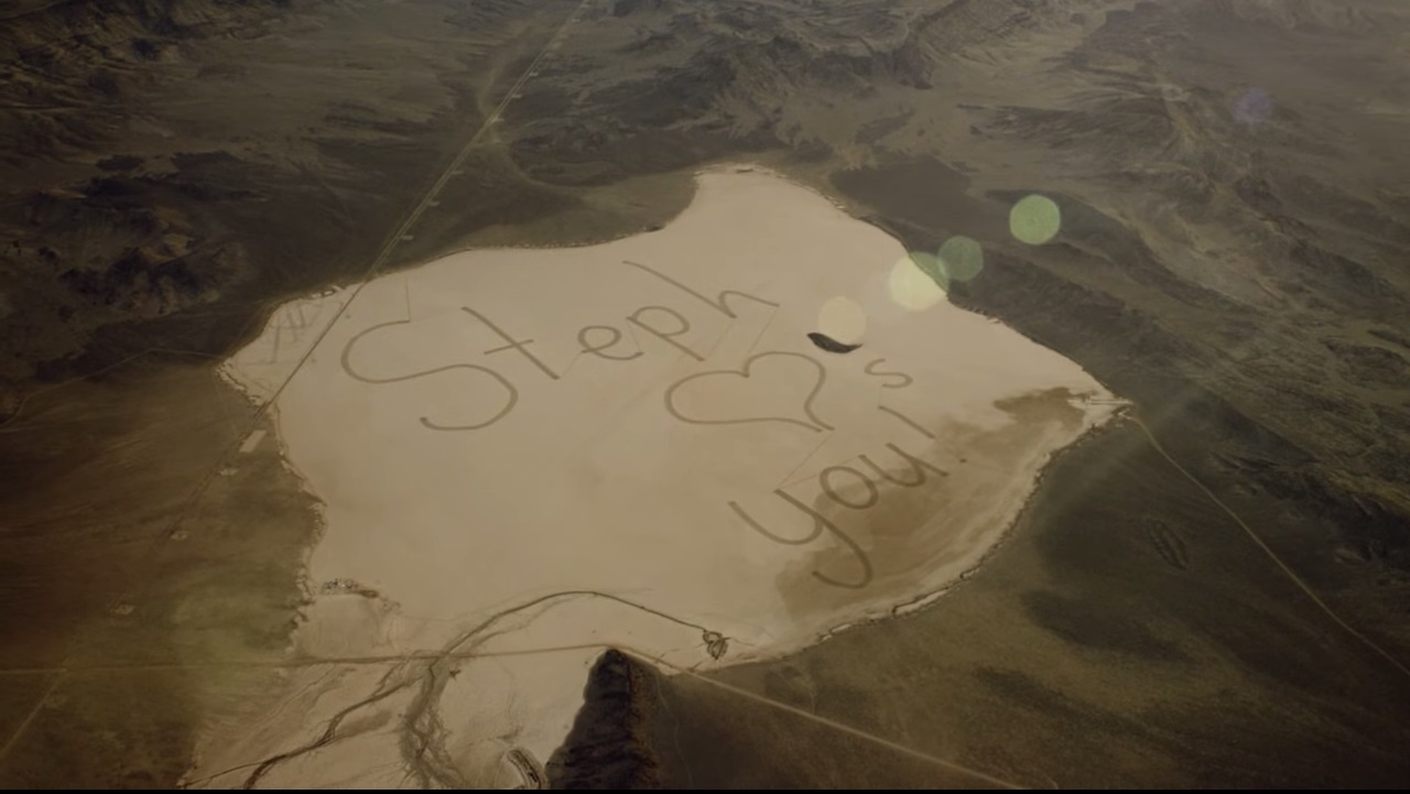 「宇宙飛行士の父にメッセージを届けたい」娘が砂漠に書いた巨大なメッセージとは！？