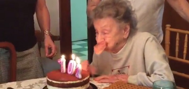 爆笑動画 誕生ケーキのロウソクを消そうとした瞬間 おばあちゃんの入れ歯が 中2イズム