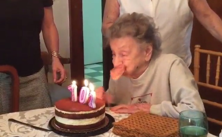 【爆笑動画】誕生ケーキのロウソクを消そうとした瞬間！おばあちゃんの入れ歯が…