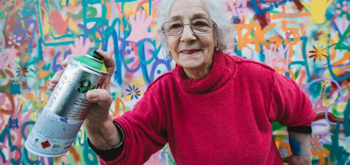 高齢者がスプレー缶で落書きし放題 リスボンでグラフィティのワークショップ開催 中2イズム