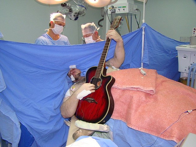 衝撃！自身の脳手術中にギター演奏しながら歌う男