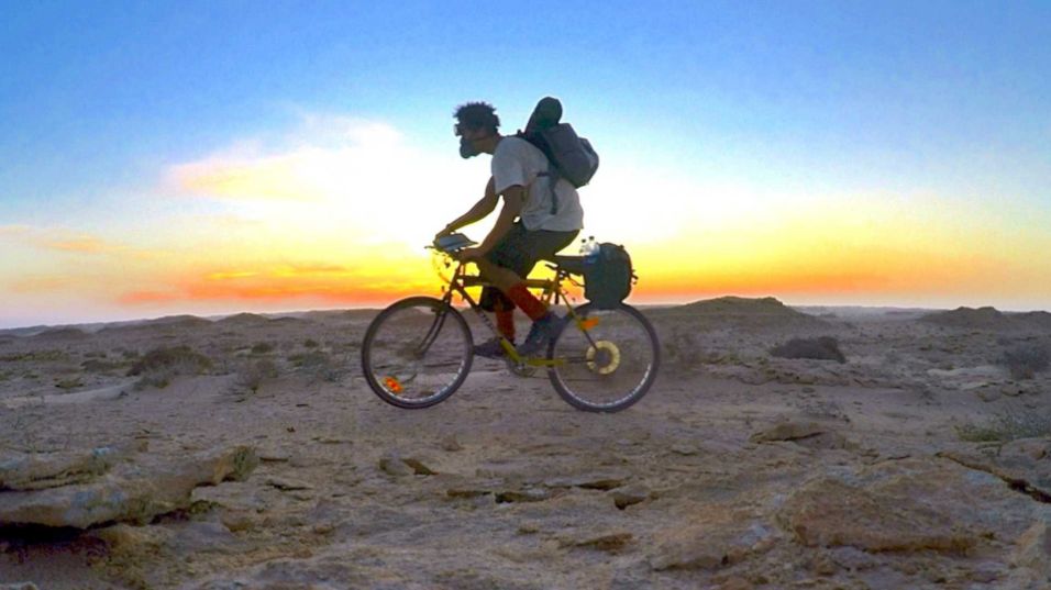 過酷過ぎ！自転車でサハラ砂漠1800kmを横断する動画