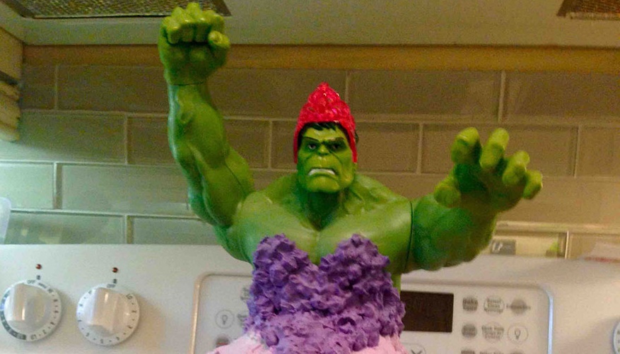 超人ハルクが女装！？愛娘の誕生日を祝うケーキが斬新