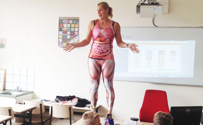 女教師が突然、服を脱ぎ始め…オランダの刺激的な授業が話題