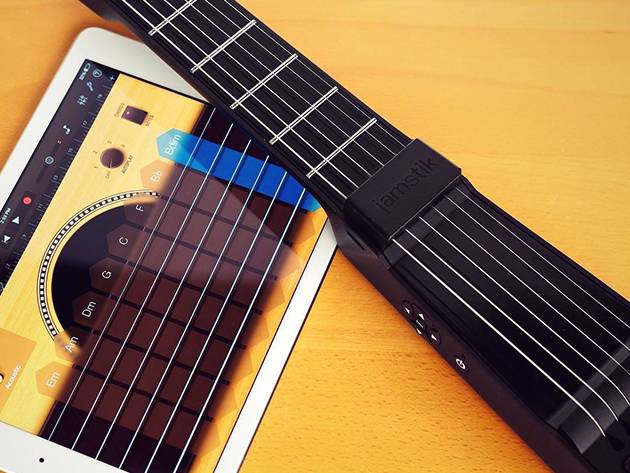 iPhoneに繋ぐだけでどこでも演奏が楽しめる！多機能なコンパクトギター