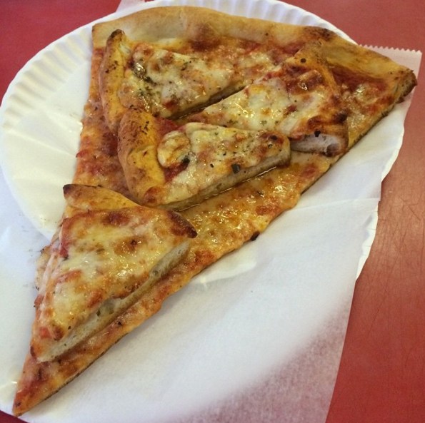 まさかのピザonピザ！NYにピザをトッピング出来るピザ屋が登場