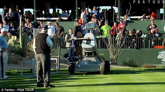 ロボットがゴルフトーナメントに参戦！伝説のホールでホールインワンを達成