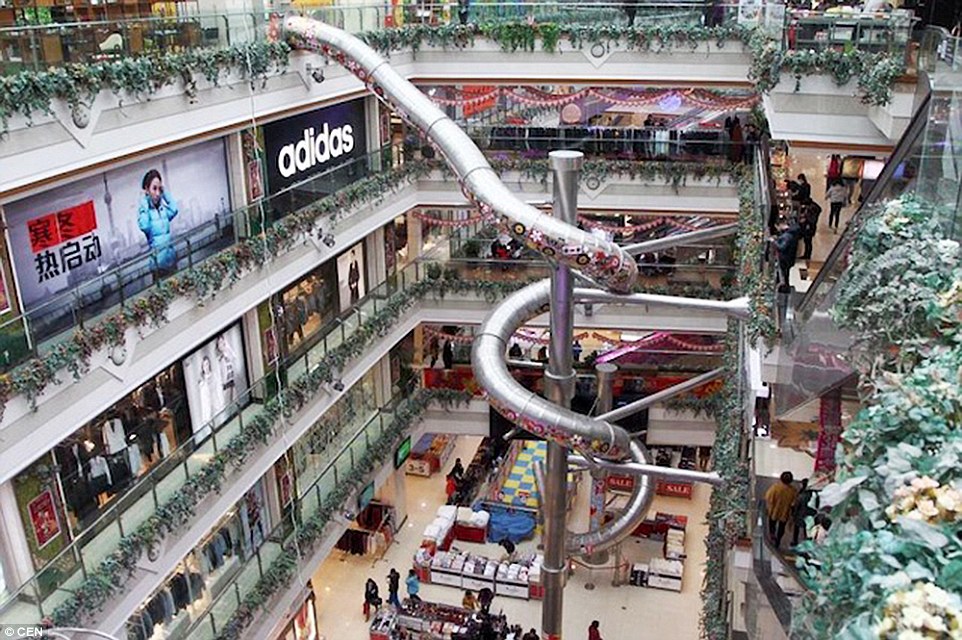 【恐怖の階移動】上海のショッピングモール、5階建て滑り台を設置