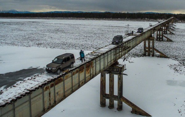 横幅2mなうえ路面が凍結！真下に凍った川が流れる恐怖の橋