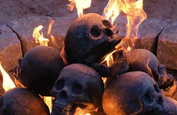 骸骨の形だけど普通に燃える「ドクロ炭」がキャンパーに人気！悪魔の儀式気分を味わえる