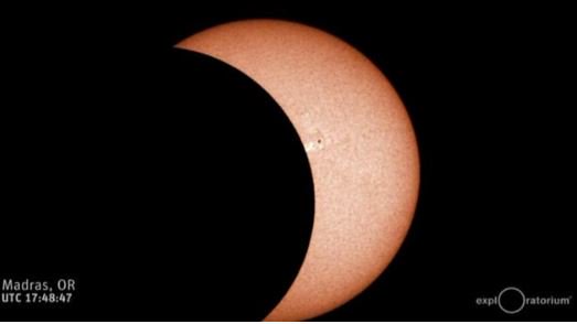 【悲報】皆既日食が「ホットパンツと黒ニーソの隙間からふとももがちらりと見えてる」画像にしか見えない