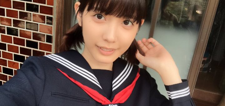 松田るか女子高生の制服姿を披露 23歳とは思えないフレッシュさで可愛い 中2イズム