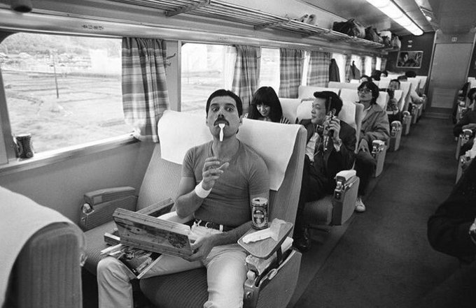 新幹線内のフレディを激写！駅弁を食べる写真が発掘される