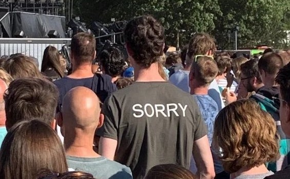 「背の高い人がライブ会場で前列に立つ」とき着たほうが良さげなTシャツが話題