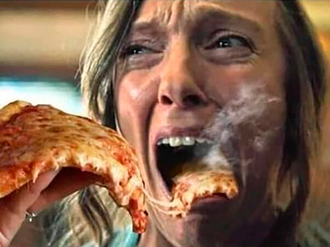 ホラー映画の絶叫シーンに熱々ピザを合成！美味しさに感動し涙する人に見える