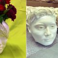 カープファン困惑!?森下・栗林選手の顔を再現した花瓶「顔型フラワーポット」発売