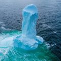 見た感じ完全に男のイチモツ！カナダで発見された「そそり立つ氷山」の写真が話題